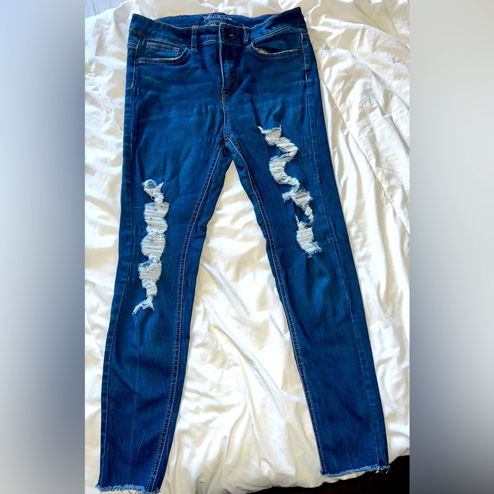 High waisted Wild Fable Jeans with distressing. Size 8.
